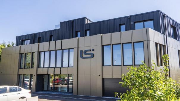 <p>Labsolution hat ein modernes Bürogebäude in Heinerscheid bezogen. Das 2010 von Gerd Vassen gegründete Unternehmen bietet Software-Lösungen für medizinische Labore an.</p>