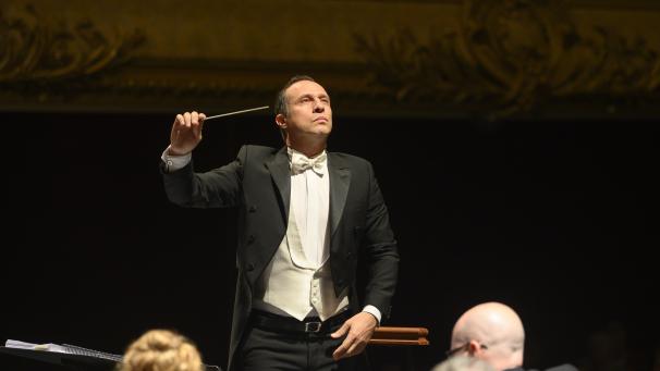 <p>Seit 2022 ist Giampaolo Bisanti Chefdirigent an der Oper in Lüttich. Vor wenigen Tagen wurde der Vertrag mit dem 53-jährigen Italiener bis Juni 2031 verlängert.</p>