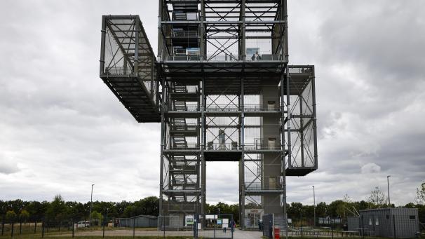 <p>Der Indemann ist ein 36 Meter hoher Aussichtsturm im Tagebau Inden. 216 Stufen führen im Innern bis zur obersten Plattform in 36 Meter Höhe.</p>