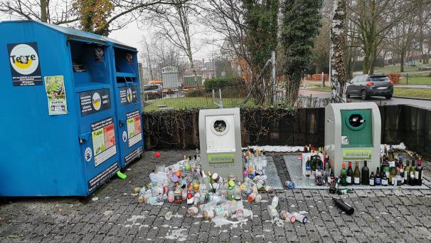 <p>„Abfälle gehören in die Container, nicht davor. Alles andere ist illegal und mit Geldbußen belegt“, erklärte Bürgermeister Daniel Hilligsmann.</p>