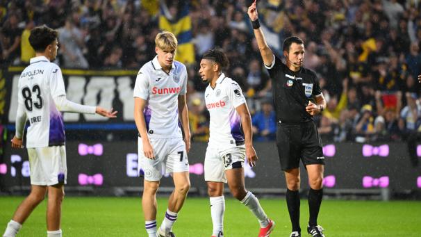 <p>Tiefpunkt erreicht: Der RSC Anderlecht verlor das Brüsseler Derby gegen Meister Union St. Gilloise und zwei Spieler durch rote Karten (hier Saliba Nathan).</p>