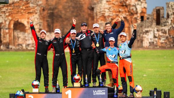 <p>Das Podium in Paraguay: Ogier/Landais vor Evans/Martin (links) und Neuville-Wydaeghe (rechts)</p>