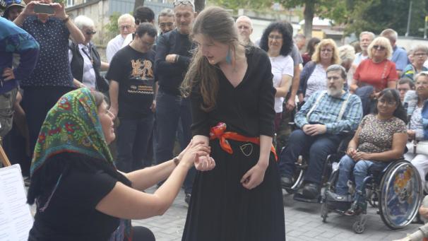 <p>Improvisationstheater: Die Schauspielerinnen von „L’Impro Fabrique“ nahmen Anregungen aus dem Publikum auf und spielten so in einem Gemisch aus deutscher und französischer Sprache die Geschichte um das Wespenopfer nach.</p>