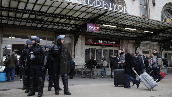 <p>Polizeibeamte stehen vor dem Pariser Bahnhof Gare de Lyon</p>