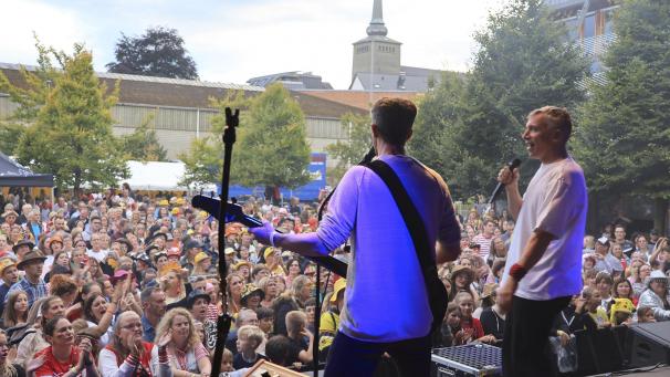 <p>„Kölsche Musik ist eine Sprache, die überall verstanden wird“: Ob wie hier Kasalla oder vorher die Höhner und Miljö: Die bekannten Bands aus dem Kölner Karneval hatten jede Menge Spaß bei der Premiere von „Jeck im Sunnesching“ in St.Vith.</p>