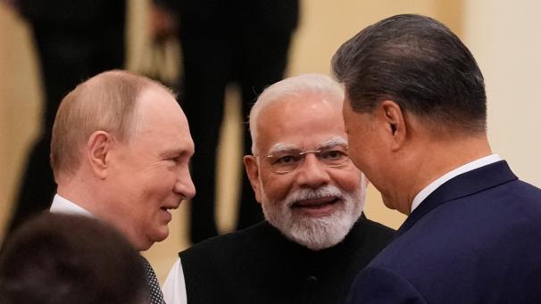 <p>Der russische Präsident Wladimir Putin (l-r), der indische Premierminister Narendra Modi und der chinesische Präsident Xi Jinping unterhalten sich vor dem Gipfeltreffen der Shanghaier Organisation für Zusammenarbeit (SOZ).</p>
