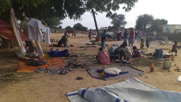 <p>Menschen aus West Darfur nach ihrer Flucht vor gewalttätigen Angriffen.</p>