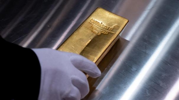 <p>EIn Goldbarren (12,5 kg) liegt beim Edelmetallhändler Pro Aurum in einem Tresor auf einem Tisch.</p>