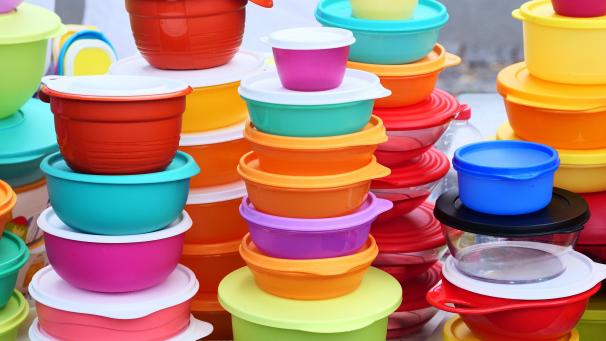 <p>Tupperware steht an einem Marktstand.</p>