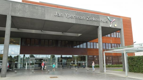 <p>Ein Blick von außen auf das Jan Yperman Krankenhaus</p>