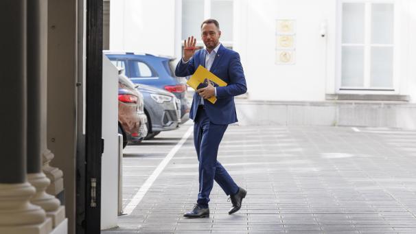 <p>Außenminister Maxime Prévot stellte am Dienstagmorgen die Maßnahmen vor.</p>