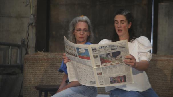 <p>Die Schauspielerinnen Stefanie Rösner (l.) und Line Lerho (r.) warfen bei ihrer Performance auch einen Blick ins GrenzEcho.</p>