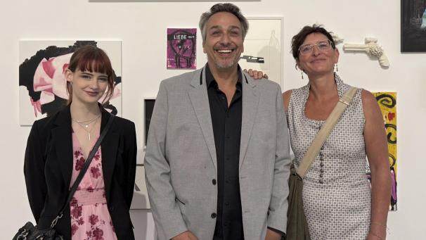 <p>Gut gelaunt im Lütticher Museum „La Boverie“: (von links) Jana Draffehn (kuratorische Assistentin), Galerist Benjamin Fleig und Künstlerin Tanja Mosblech.</p>