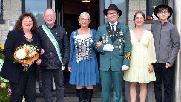 <p>Die Schützenkönigpaare ließen sich beim Schützenfest am Nachkirmessonntag in Elsenborn feiern.</p>