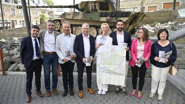 <p>Genau 80 Jahre nach dem offiziellen Ende des Zweiten Weltkriegs stellen die Projektpartner vor dem Panzerdenkmal in Houffalize die neue Übersichtskarte der Ardennenoffensive vor</p>