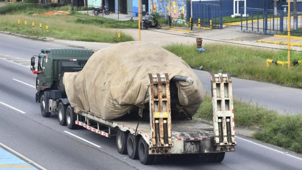<p>Lastwagen transportieren Panzer in Richtung Osten, nachdem die Regierung nach der Stationierung von US-Kriegsschiffen vor Venezuela eine militärische Mobilisierung angekündigt hatte.</p>