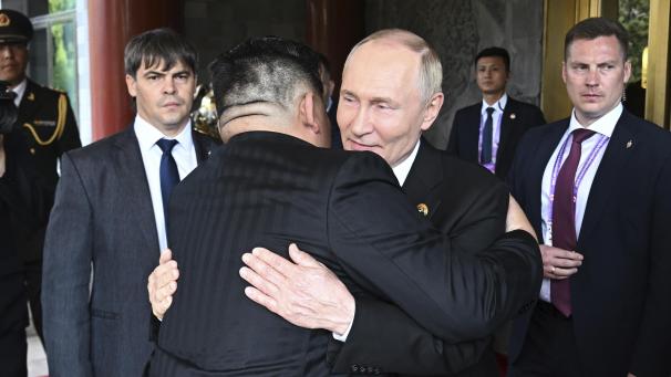 <p>Auf diesem von der staatlichen russischen Nachrichtenagentur Sputnik via AP veröffentlichten Foto umarmen sich der russische Präsident Wladimir Putin (M,r-l) und Kim Jong-un, Machthaber von Nordkorea, nach ihrem Treffen im Staatlichen Gästehaus Diaoyutai.</p>