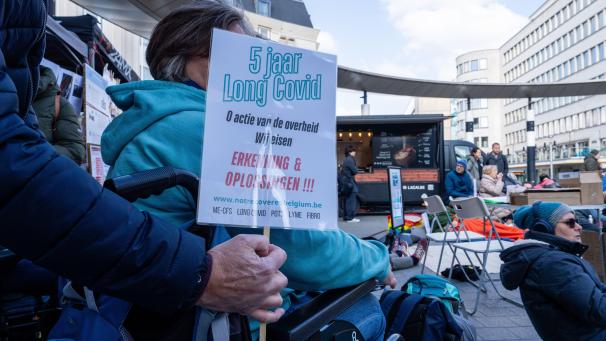<p>Ein Bericht an den Hohen Gesundheitsrat fordert, Long Covid in Belgien offiziell als chronische Krankheit anzuerkennen.</p>