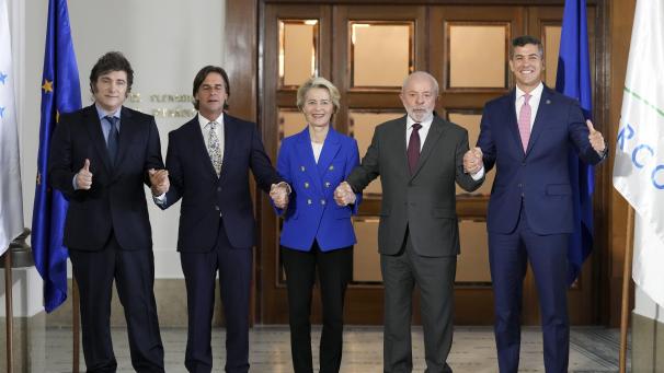 <p>Der argentinische Präsident Javier Milei (l-r), der uruguayische Präsident Luis Lacalle Pou, die Präsidentin der Europäischen Kommission Ursula von der Leyen, der brasilianische Präsident Luiz Inacio Lula da Silva und der paraguayische Präsident Santiago Pena posieren für ein Foto während des Mercosur-Gipfels.</p>