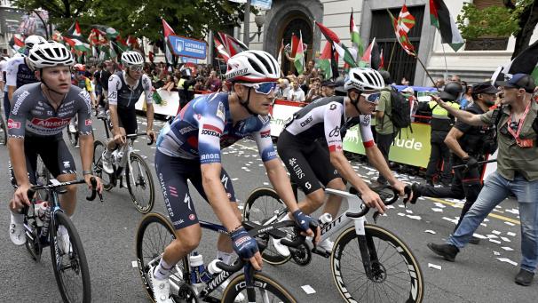 <p>Pro-palästinensische Demonstranten mit palästinensischen und baskischen Fahnen während der elften Etappe der Vuelta a Espana.</p>