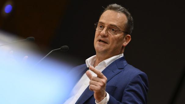 <p>DG-Ministerpräsident Oliver Paasch betont, dass die Deutschsprachige Gemeinschaft nicht über ihre Verhältnisse gelebt habe, sondern nur durch die Krisen der vergangenen Jahre gezwungen war, neue Schulden aufzunehmen. Nun gelte es, durch strenge Haushaltsdisziplin wieder finanziellen Spielraum zu schaffen. „Wir müssen sparen – nicht um beliebt zu sein, sondern um Verantwortung zu übernehmen“, sagt Paasch.</p>