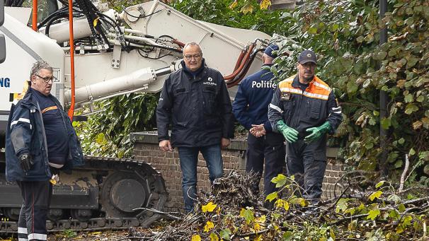 <p>Alain Remue (2.v.l.), Gründer und Leiter der Soko „Vermisste Personen“, bei einer Suchaktion. Nach 30 Jahren verabschiedet er sich in den Ruhestand.</p>