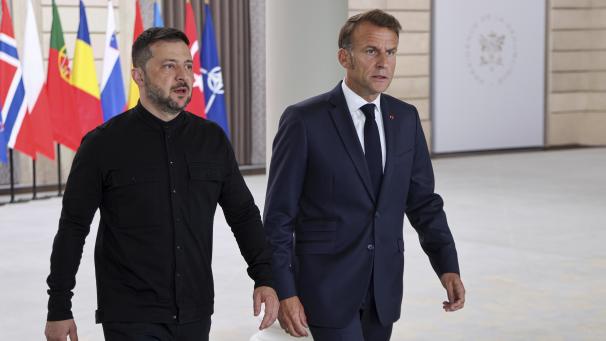 <p>Wolodymyr Selenskyj (l), Präsident der Ukraine, und der französische Präsident Emmanuel Macron treffen zum Ukraine-Gipfel im Elysee-Palast ein.</p>