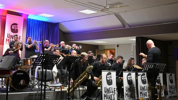 <p>Heute setzt sich die „Uncle Mike’s Big Band“ aus einer Mischung von Profimusikern und Amateuren zusammen – doch im Mittelpunkt steht immer der Spaß, sowohl während der Proben als auch bei den geselligen Momenten danach.</p>