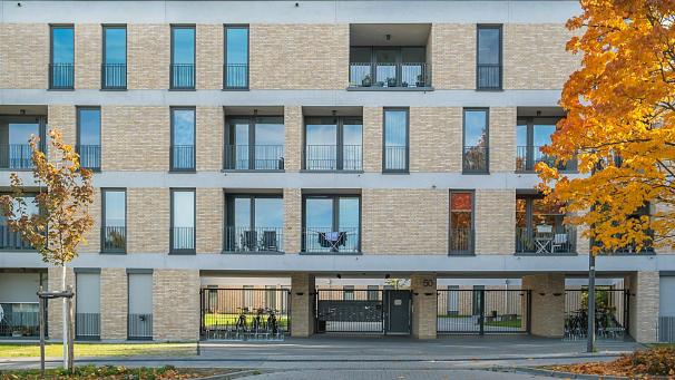 <p>Die Herausforderungen auf dem Aachener Wohnungsmarkt bleiben groß: Neubauten konzentrieren sich zunehmend auf hochpreisige Segmente, während familiengerechte Wohnungen in zentraler Lage fehlen.</p>