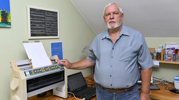 <p>Ein Computer mit entsprechender Software, ein spezieller Drucker und eine stabile Internetverbindung: Das sind die drei „Grundzutaten“, die Marc Dürnholz für seinen Dienst „Braillepost“ benötigt.</p>