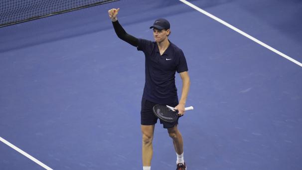 <p>Jannik Sinner winkt nach seinem Sieg.</p>