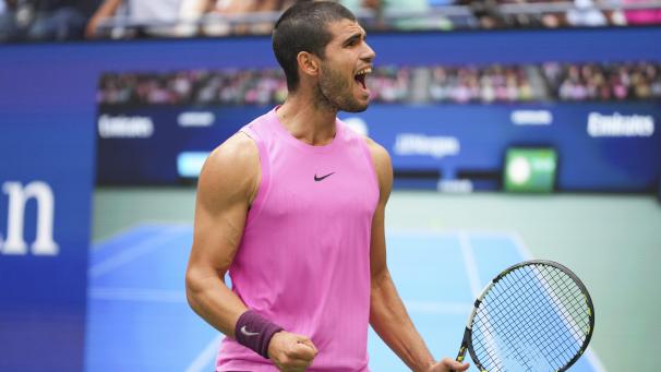 <p>Carlos Alcaraz reagiert nach seinem Sieg über den Serben Djokovic.</p>