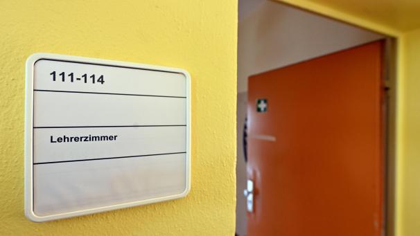 <p>Die Tür zu einem Lehrerzimmer steht offen. Der Fall der Lehrerin gelang durch einen Rechtsstreit an die Öffentlichkeit.</p>