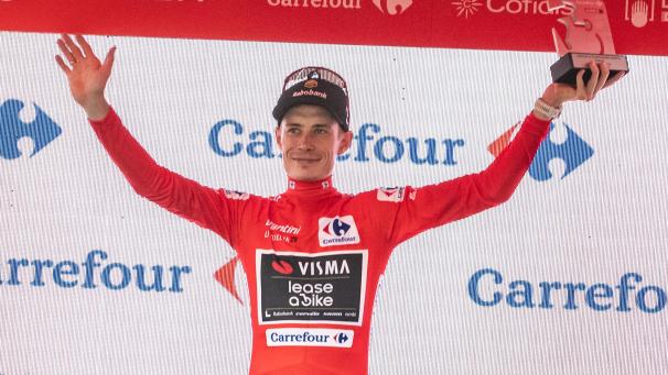 <p>Der dänische Jonas Vingegaard feiert auf dem Podium.</p>