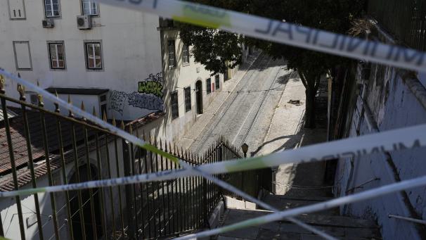 <p>Polizeiabsperrband sperrt den Zugang zu den Gleisen der verunglückten Standseilbahn „Elevador da Gloria“.</p>