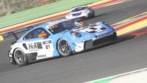 <p>Starke Anfangsphase des Mühlner-Porsche (#21) in Spa-Francorchamps</p>