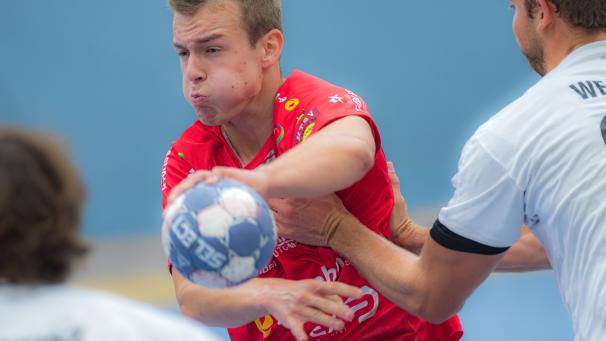 <p>Der Raerener Julian Kirschbaum erlebte seine ersten Minuten in der Super Handball League.</p>