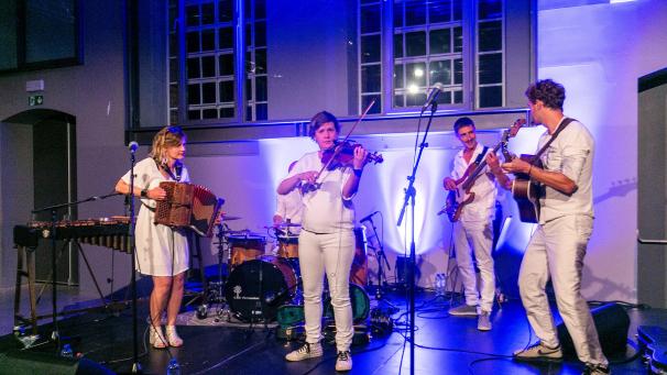 <p>Bei Broers, 2023 mit dem Flanders Folk Award als beste Liveband ausgezeichnet, kamen alle zusammen.</p>