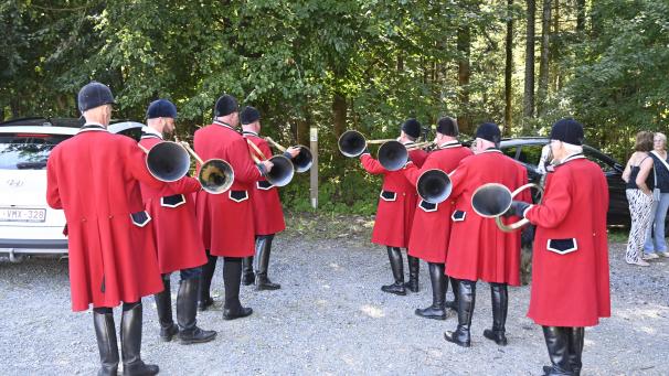 <p>Das Jagdhornbläserensemble „Le Royal Débuché“ aus Vielsam bei seinen Darbietungen.</p>