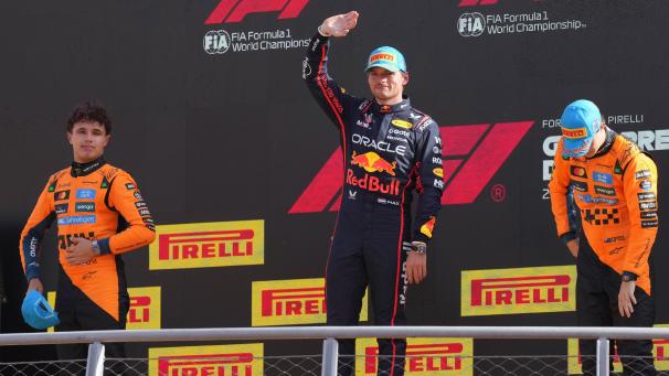 <p>Gewinner Red-Bull-Pilot Max Verstappen (Mitte) aus den Niederlanden feiert auf dem Podium mit dem zweitplatzierten McLaren-Piloten Lando Norris (links) aus Großbritannien und dem drittplatzierten McLaren-Piloten Oscar Piastri aus Australien.</p>