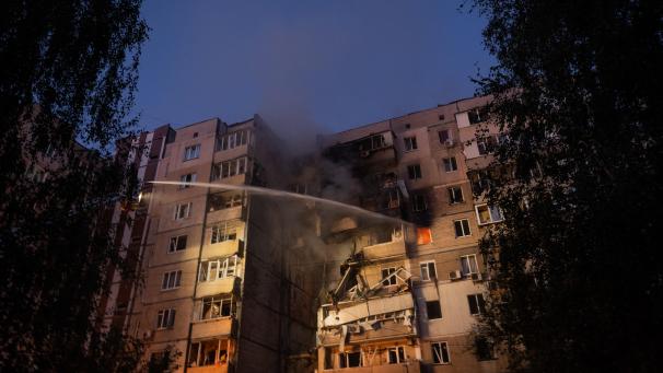 <p>Rettungskräfte arbeiten daran, ein Feuer nach einem russischen Angriff zu löschen.</p>