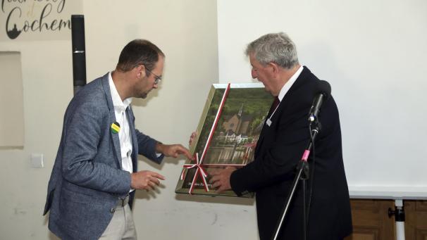 <p>Jean-Paul Bastin (links) erhielt von Cochems Bürgermeister Walter Schmitz eine Abbildung der Remakluskirche.</p>
