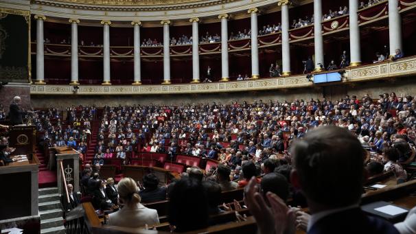 <p>Parlamentsmitglieder versammeln sich während der Wahl des Präsidenten des Unterhauses in der Nationalversammlung in Paris.</p>