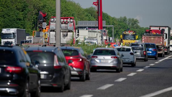 <p>Der Verkehr staut sich an einer Unfallstelle auf der Autobahn 4.</p>