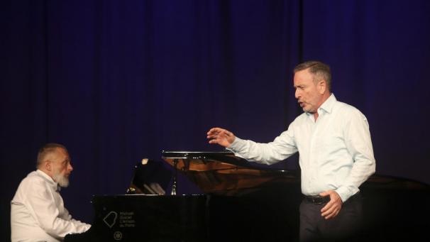 <p>Hans-Georg Wimmer (rechts) erwies sich im Alten Schlachthof nicht nur als ausgezeichneter Wagnertenor, sondern auch als ein charmanter und humorvoller Moderator.</p>