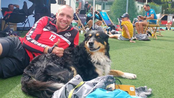 <p>Manuel Hilgers nach der 50-Km langen Königsetappe mit Hund Covu</p>