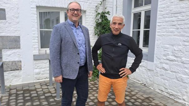 <p>Die Schöffen Fabrice Paulus (l.) und Joseph Thaeter (beide CSP) erklärten das neue Konzept der Hallennutzung für das Kinder- und Jugendtraining in Eupen.</p>
