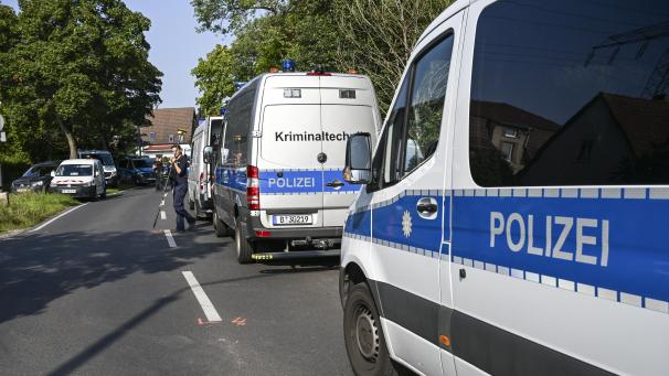 <p>Einsatzwagen der Polizei stehen in unmittelbarer Nähe vom beschädigten Strommast im Königsheideweg.</p>