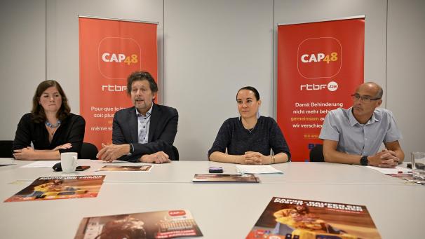 <p>CAP48-Vorstellung in Ostbelgien: Laura Piraprez (Geschäftsführerin Begleitzentrum), Renaud Tockert (Geschäftsführender Direktor CAP48), Lydia Klinkenberg (Sozialministerin, ProDG) und Michael Fryns (Direktor der Dienststelle für Selbstbestimmtes Leben) bei der Vorstellung der diesjährigen Aktion in den Räumen der DSL in Eupen (Eupen Plaza) am Dienstagmorgen</p>