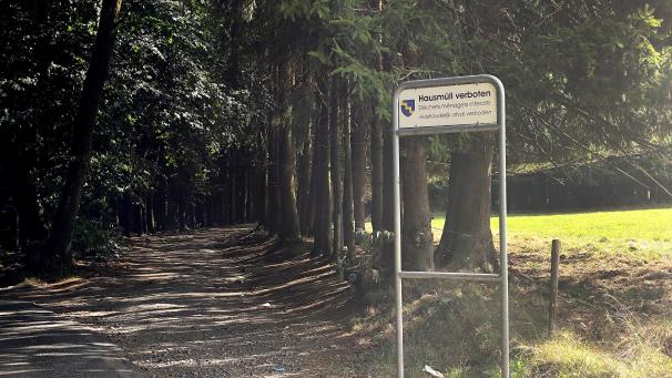 <p>Der Müllfangkorb am „Benzinweg“ zwischen Espeler und Schmiede wurde entfernt.</p>